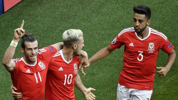 Bale, Ramsey y Neil Taylor celebran el gol ante Irlanda del Norte que dio a Gales el pase a cuartos de final.