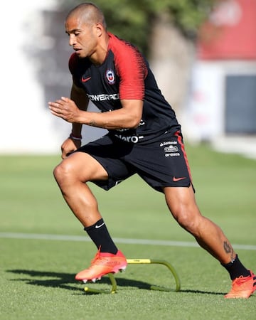 En el último partido de Eliminatorias ante Colombia, el argentino-chileno estuvo en el banco de suplentes con la "10".