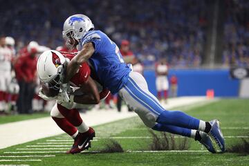 David Johnson de los Arizona Cardinals es bloqueado por Darius Slay de los Detroit Lions.