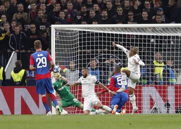 Mariano, Benzema y Akenffeev.