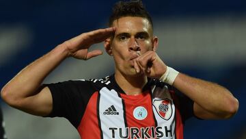 Santos Borré en un partido de River Plate