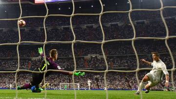 Real Madrid's Portuguese forward Cristiano Ronaldo (R) kicks the ball during the Spanish league Clasico football match Real Madrid CF vs FC Barcelona at the Santiago Bernabeu stadium in Madrid on April 23, 2017.
Barcelona won 3-2. / AFP PHOTO / PIER
