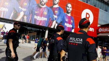 Mossos d´esquadra en el Camp Nou.