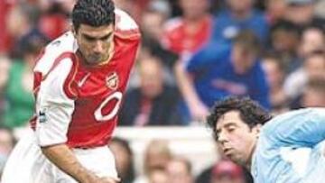 <b>DUELO ESPAÑOL. </b>Iván Campo triunfó en el duelo en Highbury con el Arsenal de José Antonio Reyes.