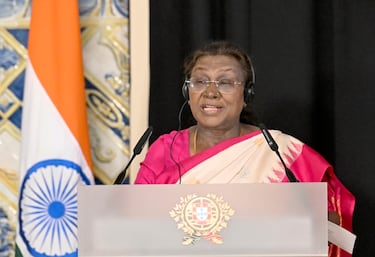 Forma de gobierno: República federal parlamentaria | Murmu es una maestra, líder trival y política del Partido Popular Indio de ideología de derecha a extrema derecha. Ostenta el cargo desde el 25 de julio de 2022. 