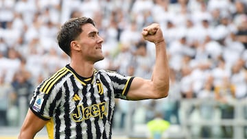 Turin (Italy), 16/09/2023.- Juventus' Dusan Vlahovic jubilates after scoring the 3-1 lead during the Italian Serie A soccer match Juventus FC vs SS Lazio at the Allianz Stadium in Turin, Italy, 16 September 2023. (Italia) EFE/EPA/ALESSANDRO DI MARCO
