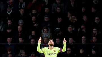 0-1. Leo Messi celebró el primer gol.