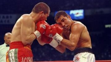 En 1996, Chávez fue derrotado por Óscar De La Hoya apenas en el cuarto round.