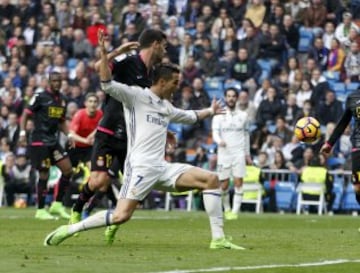 Cristiano Ronaldo pidió penalti de Aarón por esta acción.