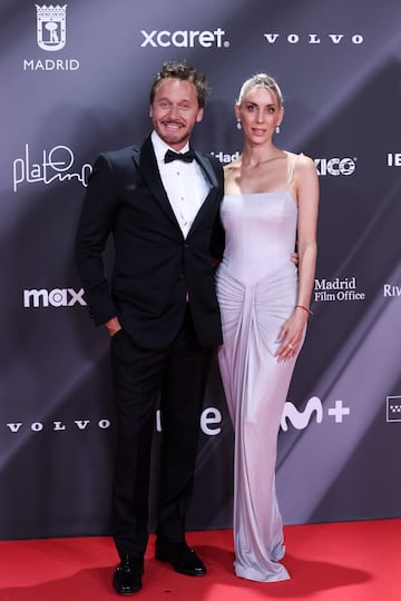 Benjam¨ªn Vicu?a posa en la alfombra roja con su acompa?ante.