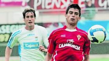 <b>A CONSOLIDARSE. </b>Xisco Campos ha sobrevivido a varias pitadas de Nueva Condomina y Campos confía en él como central.