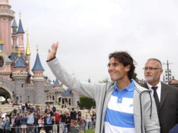 El tenista español Rafael Nadal, en las instalaciones de Eurodisney en París, donde hoy acudió para celebrar su octavo triunfo en el torneo de Roland Garrós tras derrotar ayer en la final a David Ferrer.