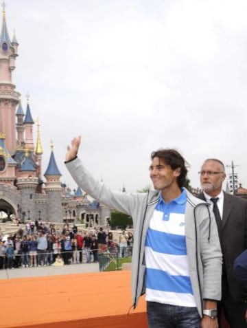 El tenista español Rafael Nadal, en las instalaciones de Eurodisney en París, donde hoy acudió para celebrar su octavo triunfo en el torneo de Roland Garrós tras derrotar ayer en la final a David Ferrer.