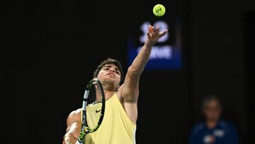 El tenista español Carlos Alcaraz saca durante su partido ante Alexander Zverev en el Open de Australia