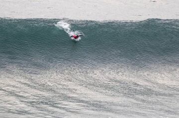 Ahmed Erraji explica que este deporte consiste en aprovechar la fuerza de las olas para deslizarse pero sin tabla y -opcional- con aletas.