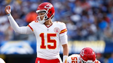 INGLEWOOD, CALIFORNIA - SEPTEMBER 29: Patrick Mahomes #15 of the Kansas City Chiefs signals at the line during the second half against the Los Angeles Chargers at SoFi Stadium on September 29, 2024 in Inglewood, California. Ronald Martinez/Getty Images/AFP (Photo by RONALD MARTINEZ / GETTY IMAGES NORTH AMERICA / Getty Images via AFP)