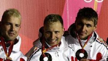 <b>ARRASAN.</b> Los alemanes son los que más medallas de oro se han llevado, como la conseguida por en equipos en bobsleigh.