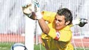 Roberto paró tres penaltis el lunes.