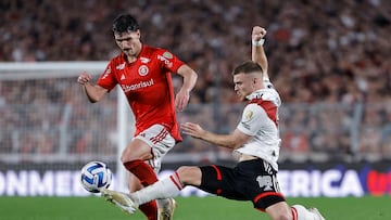 Johnny Cardoso (izquierda), jugando contra River Plate.