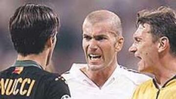 <b>CORAJE. </b>Si a alguno le quedaba dudas del nivel de compromiso que han adquirido los galácticos en tiempos de crisis, repasen estas imágenes en las que Zidane (con luxación de hombro incluida) evidencia estar como loco por sacar al Real Madrid a flote. Panucci puede dar fe de todo ello.