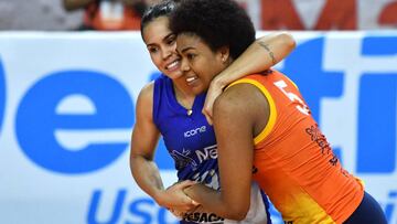 &Aacute;ngela Leyva junto a una compa&ntilde;era de Osasco Volei.