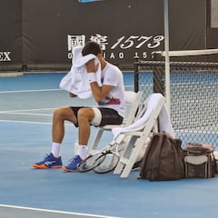 Djokovic regresa al Open de Australia entre algodones