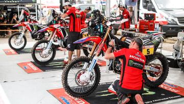 05 BARREDA BORT JOAN (ESP); HONDA; moto; bike; mechanics during the Dakar 2018; Scrutineering; verifications; Peru; on january 3 to 6 - Photo Florent Gooden / DPPI