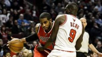 LaMarcus Aldridge contra Luol Deng.