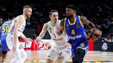 Lorenzo Brown, base del Maccabi, defendido por Fabien Causeur y vigilado por Dzanan Musa, del Real Madrid, en un duelo de la temporada 2022-23.