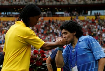 El exfutbolista argentino Diego Maradona besa la mano de Ronaldinho de Brasil luego de la ceremonia de entrega de medallas de fútbol masculino en los Juegos Olímpicos de Beijing 2008 el 23 de agosto de 2008.