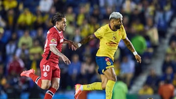 Jesus Angulo (L) of Toluca fights for the ball with Rodrigo Aguirre (R) of America during the Quarter final first leg round match between America and Toluca as part of the Liga BBVA MX, Torneo Apertura 2024 at Ciudad de los Deportes Stadium on November 27, 2024 in Mexico City, Mexico.
