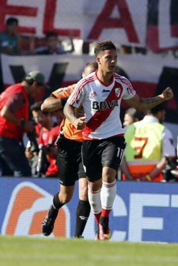 El xeneize ganó 4-2 en el Monumental. Fabra fue titular y Tévez el mejor del partido.