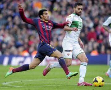 Alberto Botía con el balón junto a Pedro Rodríguez.