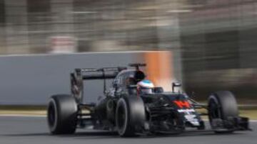 Fernando Alonso, durante los test del Circuito de Barcelona.