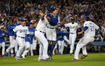 9. Los Angeles Dodgers
Valor: 2,400 mdd
Cambio a un año: 20%
Propietario: Guggenheim Baseball Management