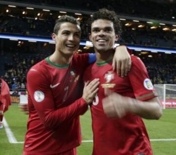 Cristiano Ronaldo y Pepe celebran la clasificación.