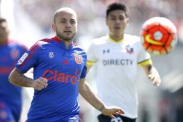 El jugador de Universidad de Chile Gustavo Lorenzetti controla el balon durante el partido de primera division contra Colo Colo disputado en el estadio Monumental de Santiago, Chile.