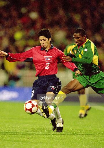 Samuel Eto'o no ingresó ante Chile en Francia 1998, pero sí fue titular en semifinales de Sidney 2000. En la imagen, lucha el balón con Cristián Alvarez.