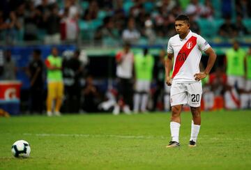 Edison Flores momentos antes de lanzar el décimo penalti que clasficaba a Perú para las semifinales de la Copa América (4-5).