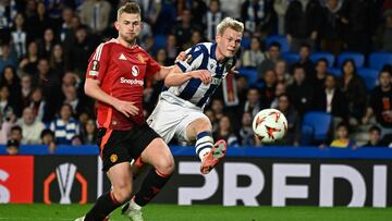 Real Sociedad's Icelandic forward #09 Orri Oskarsson (R) shoots at goal defended by Manchester United's Dutch defender #04 Matthijs de Ligt during the UEFA Europa League Round of 16 first let football match between Real Sociedad and Manchester United at Anoeta Stadium in San Sebastian on March 6, 2025. (Photo by ANDER GILLENEA / AFP)