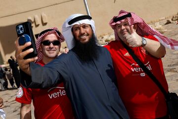 Un habitante de Riad pide a los aficionados de Osasuna una fotografía.
