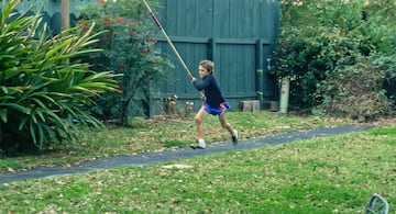 Armand Duplantis, de pequeño y con una pértiga, en el jardían de su casa