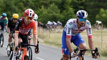 Cycling - Tour de France - Stage 17 - Bollene to Valence - Bollene, France - July 23, 2025 Ineos Grenadiers' Carlos Rodriguez and Red Bull - BORA - Hansgrohe's Gianni Moscon in action with riders during stage 17 REUTERS/Benoit Tessier