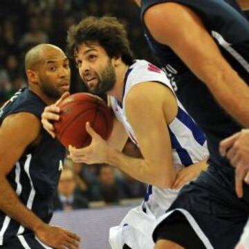 Milos Teodosic protege el balón de los jugadores del Anadolu Efes durante un partido el 22 de febrero.