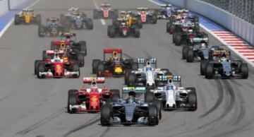 Nico Rosberg en cabeza tras la salida.