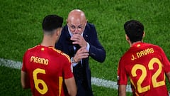 Spain's head coach Luis de La Fuente (C) speaks with Spain's midfielder #06 Mikel Merino (L) and Spain's forward #22 Jesus Navas waiting to come on as substitutes during the UEFA Euro 2024 round of 16 football match between Spain and Georgia at the Cologne Stadium in Cologne on June 30, 2024. (Photo by Tobias SCHWARZ / AFP)