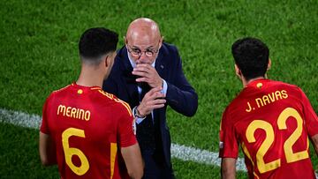 Spain's head coach Luis de La Fuente (C) speaks with Spain's midfielder #06 Mikel Merino (L) and Spain's forward #22 Jesus Navas waiting to come on as substitutes during the UEFA Euro 2024 round of 16 football match between Spain and Georgia at the Cologne Stadium in Cologne on June 30, 2024. (Photo by Tobias SCHWARZ / AFP)