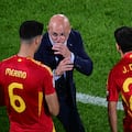 Spain's head coach Luis de La Fuente (C) speaks with Spain's midfielder #06 Mikel Merino (L) and Spain's forward #22 Jesus Navas waiting to come on as substitutes during the UEFA Euro 2024 round of 16 football match between Spain and Georgia at the Cologne Stadium in Cologne on June 30, 2024. (Photo by Tobias SCHWARZ / AFP)