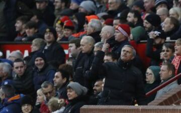 Jose Mourinho se?ala al cielo tras una acci¨®n del partido Manchester United-Sunderland.