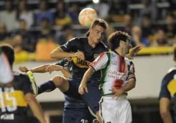 Juan Cruz Komar de Boca Juniors intenta impactar la pelota contra Palestino.